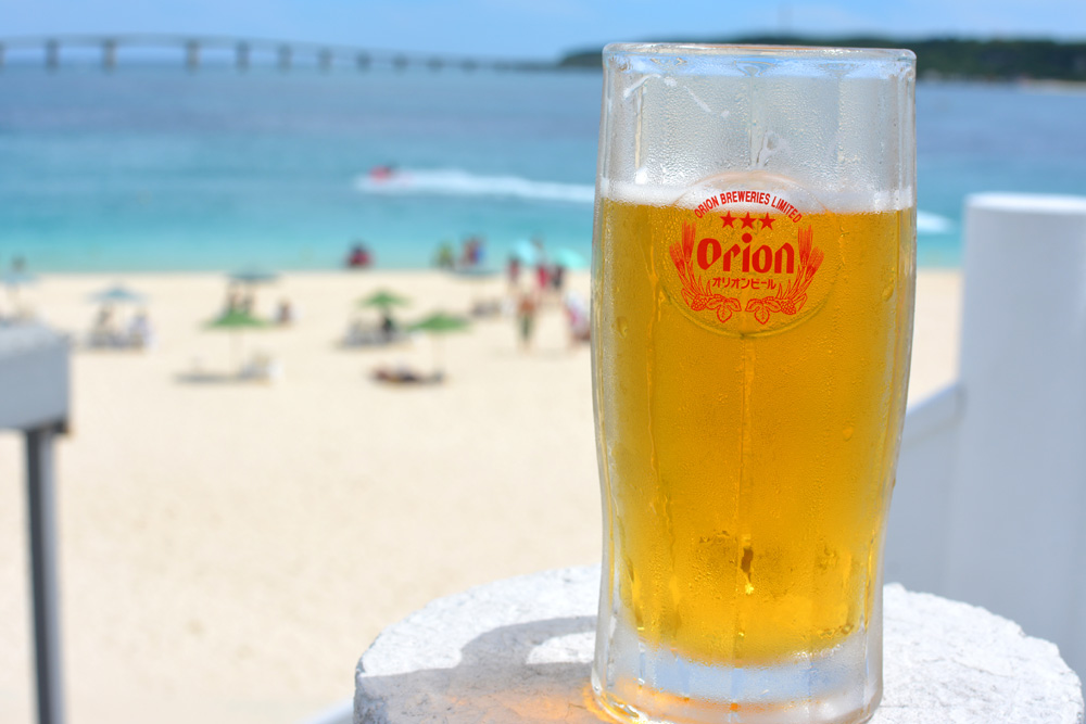 オリオンビールと海